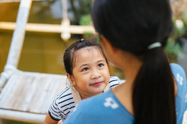 Nahaufnahme Des Gesichts Eines Kleinen Thailändischen Mädchens Das Ihre Große — Stockfoto