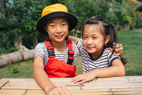 Маленькие Девочки Сидят Беке Природе Зеленом Парке — стоковое фото