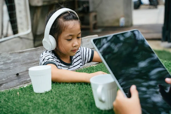 Pequeña Chica Asiática Con Auriculares Blancos Disfrutar Música Delante Alguien —  Fotos de Stock