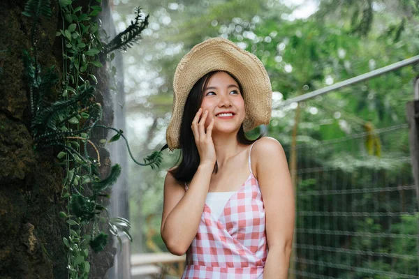 Hermosa Mujer Asiática Joven Vestido Rosa Con Gran Sombrero Viaje —  Fotos de Stock