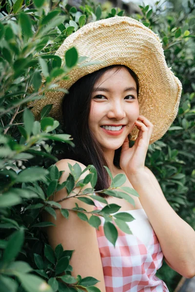 Primer Plano Alegre Chica Asiática Vestido Rosa Con Sombrero Sonriendo —  Fotos de Stock