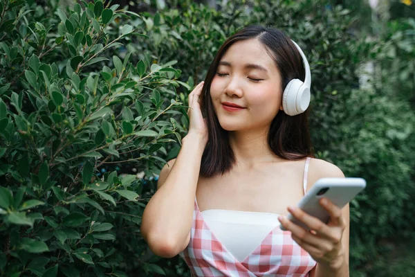 Vacker Ung Kvinna Hörlurar Lyssnar Musik Leende Med Slutna Ögon — Stockfoto
