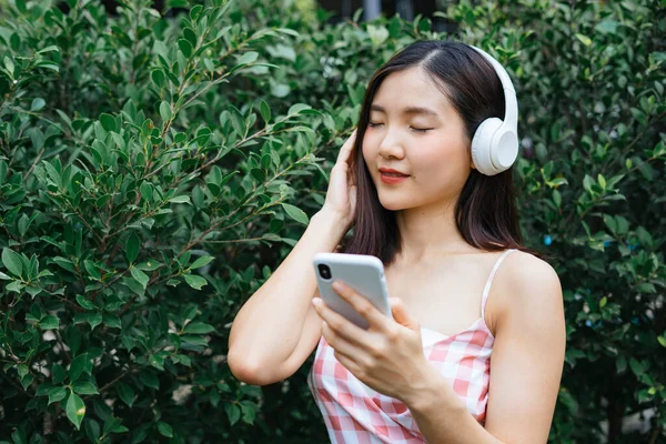 Vacker Ung Kvinna Hörlurar Lyssnar Musik Leende Med Slutna Ögon — Stockfoto