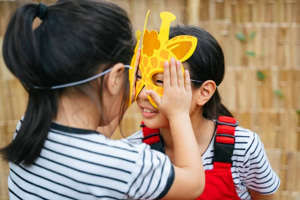 Dos Asiático Niña Usando Animal Máscara Jugando Juntos Tocando Cara — Foto de Stock