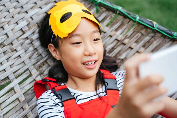 Tailandesa Niña Usando Caricatura León Máscara Puesta Cuna Jugando Smartphone —  Fotos de Stock