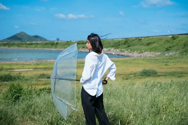 Thailänderin Steht Auf Wiese See Und Greift Mit Zwei Händen — Stockfoto