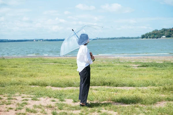 Magányos Ázsiai Lány Fehér Ingben Átlátszó Esernyővel Kék Alatt Tónál — Stock Fotó