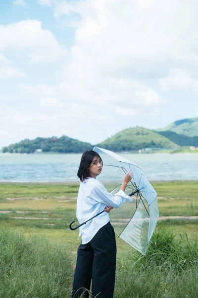 Mladá Asijská Žena Držící Transparentní Deštník Létající Deštníkem — Stock fotografie