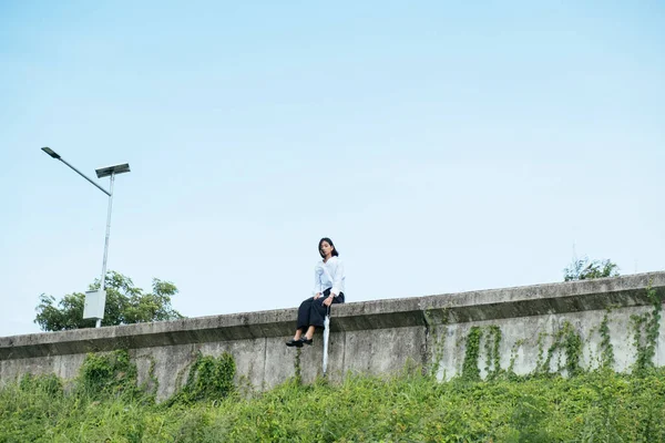 Tailandês Mulher Camisa Branca Sentado Parede Abandonada Sozinho — Fotografia de Stock