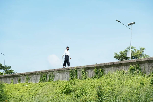 Niña Caminando Pared Abandonada Sosteniendo Paraguas Tratando Equilibrar Paso — Foto de Stock