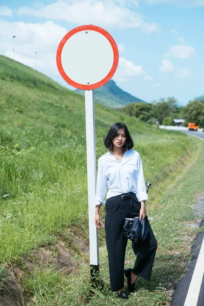 Mulher Asiática Com Guarda Chuva Preto Perto Pólo Sinal Círculo — Fotografia de Stock