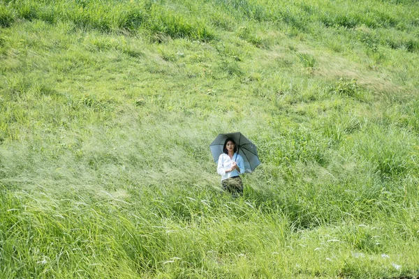 Młoda Azjatka Stojąca Czarnym Parasolem Polu Traw Dziewczyna Natura — Zdjęcie stockowe