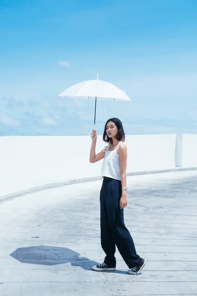 Ázsiai Fehér Ing Kezében Fehér Esernyő Napsütéses Nap — Stock Fotó