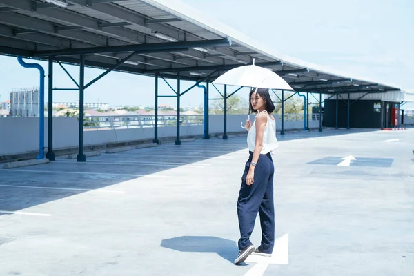 Sexy Joven Asiática Mujer Con Paraguas Blanco Estacionamiento Colección Moda — Foto de Stock