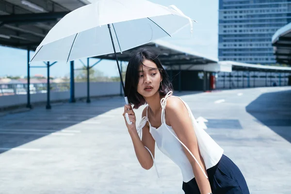 Sexy Jovem Ásia Mulher Com Branco Guarda Chuva Estacionamento Verão — Fotografia de Stock