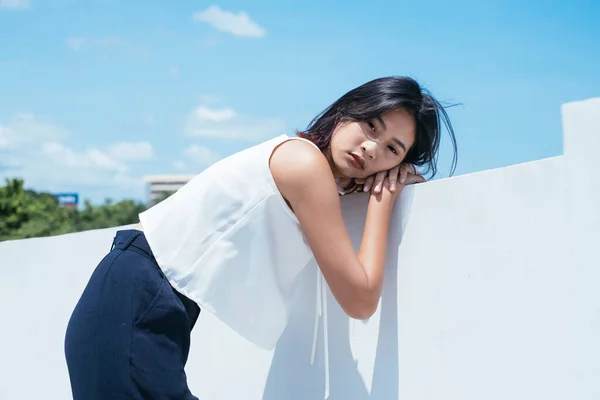 Thajská Žena Opírající Bílou Zeď Sexy Vzhled Venkovní — Stock fotografie