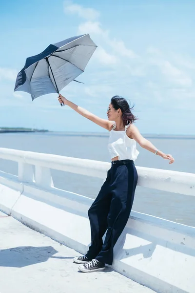 Sexy Asiatische Frau Hält Regenschirm Windigen Sommertag — Stockfoto