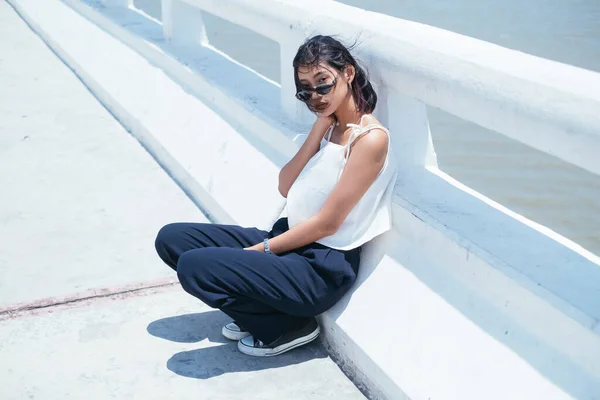 Joven Mujer Asiática Usando Gafas Sol Sentado Puente Mar Día — Foto de Stock