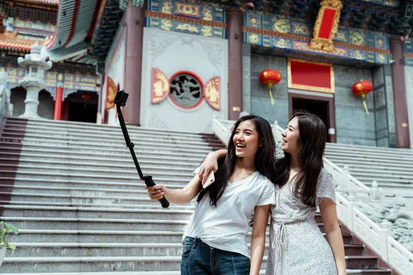 Duas Mulheres Asiáticas Tendo Tempo Maravilhoso Gravação Vlog Juntos Templo — Fotografia de Stock