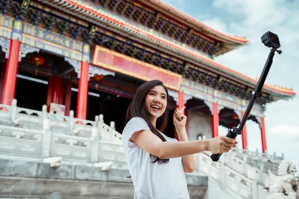 Mulher Tailandesa Bonita Fazendo Vlog Estilo Vida Área Templo Chinês — Fotografia de Stock