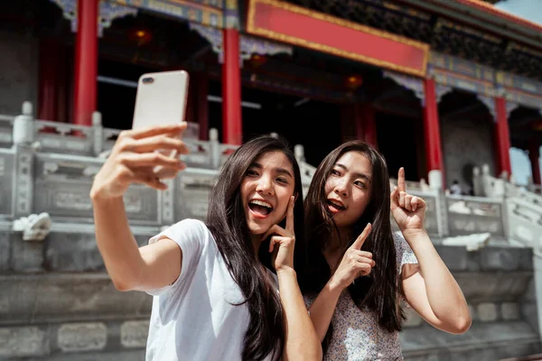 Duas Jovens Mulheres Asiáticas Tirando Selfie Com Smartphone Templo Chinês — Fotografia de Stock