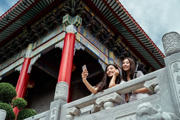 Due Turisti Tailandesi Scattare Selfie Con Smartphone Tempio Cinese Sfondo — Foto Stock