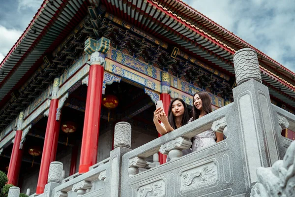 Due Turisti Tailandesi Scattare Selfie Con Smartphone Tempio Cinese Sfondo — Foto Stock