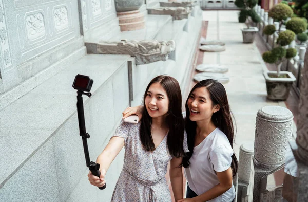 Bela Jovem Ásia Mulheres Fazendo Vlog Escada Chinês Templo — Fotografia de Stock