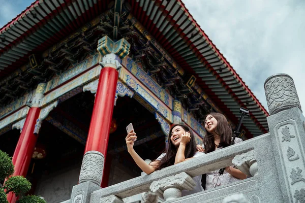 Due Turisti Tailandesi Scattare Selfie Con Smartphone Tempio Cinese Sfondo — Foto Stock