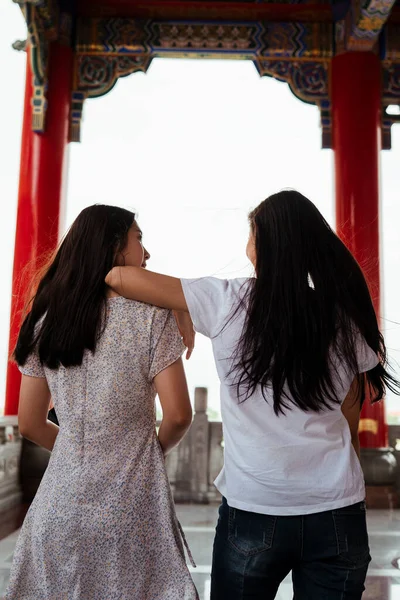 Dois Asiáticos Amigos Próximos Viajam Juntos Templo Chinês Visão Traseira — Fotografia de Stock