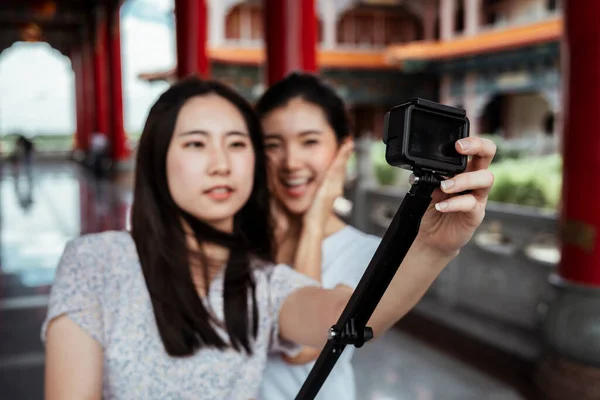 Bonito Jovem Ásia Mulheres Configuração Ação Câmera Selfie Vara Ajustar — Fotografia de Stock