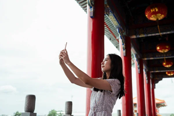 Bonito Jovem Ásia Mulher Tomando Selfie Com Smartphone Tradicional Chinês — Fotografia de Stock