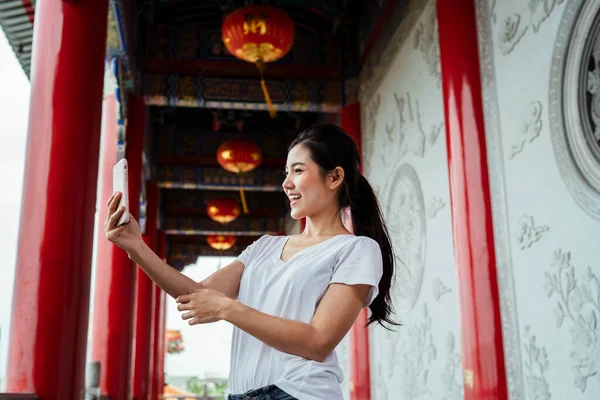 Bonito Ásia Mulher Branco Camisa Tomando Selfie Com Smartphone Com — Fotografia de Stock