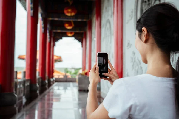 Jovem Mulher Asiática Tirando Foto Com Câmera Templo Chinês — Fotografia de Stock