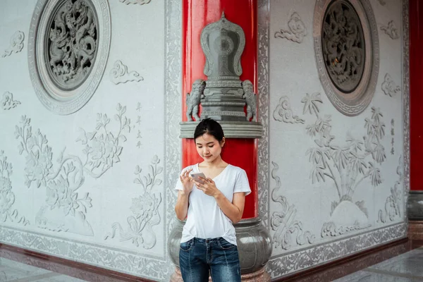 Mulher Bonita Usando Smartphone Com Pólo Vermelho Chinês Tradicional Templo — Fotografia de Stock