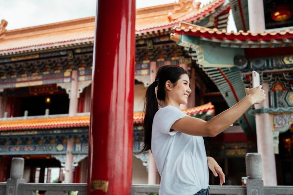 Sorrindo Jovem Asiático Mulher Tomando Selfie Com Smartphone Chinês Templo — Fotografia de Stock