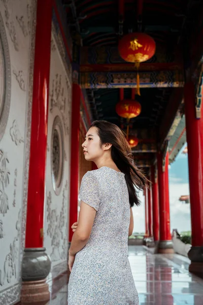 Linda Jovem Tailandesa Turnê Templo Chinês Sozinha — Fotografia de Stock