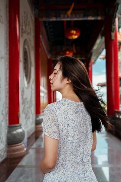 Linda Jovem Tailandesa Turnê Templo Chinês Sozinha — Fotografia de Stock