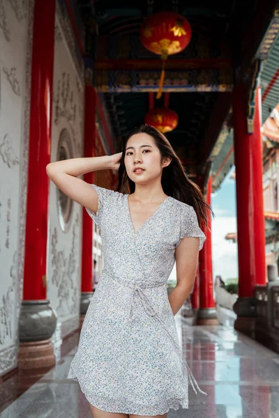 Jovem Asiático Viajante Mulher Vestindo Vestido Branco Templo Chinês — Fotografia de Stock