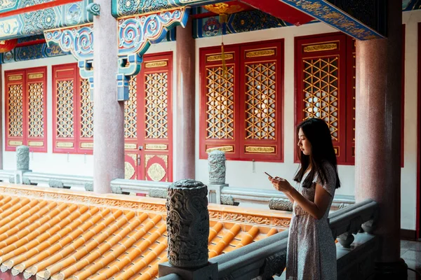 Mulher Jovem Asiática Usando Telefone Celular Varanda Templo Chinês Tradicional — Fotografia de Stock