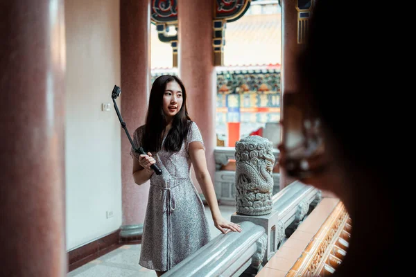 Jovem Mulher Asiática Andando Varanda Templo Chinês Sendo Filme Pela — Fotografia de Stock