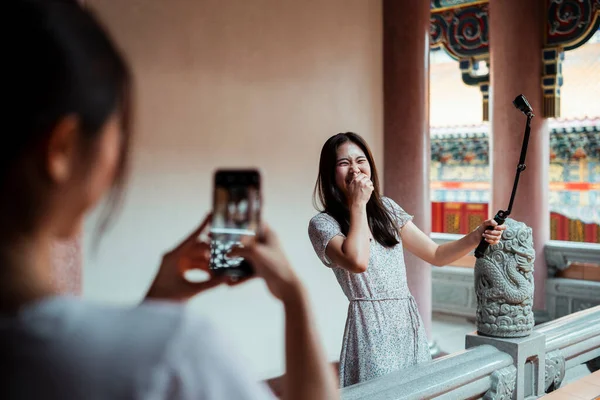 Bonito Jovem Ásia Mulher Fazendo Vlog Com Selfie Vara Sendo — Fotografia de Stock