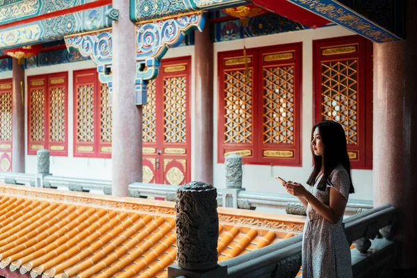 Asiatico Giovane Donna Utilizzando Telefono Cellulare Tradizionale Tempio Cinese Balcone — Foto Stock