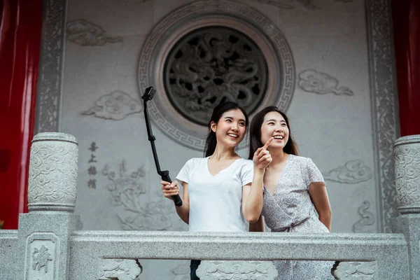 Dos Jóvenes Asiáticas Sorprendieron Por Hermoso Que Este Templo Chino — Foto de Stock