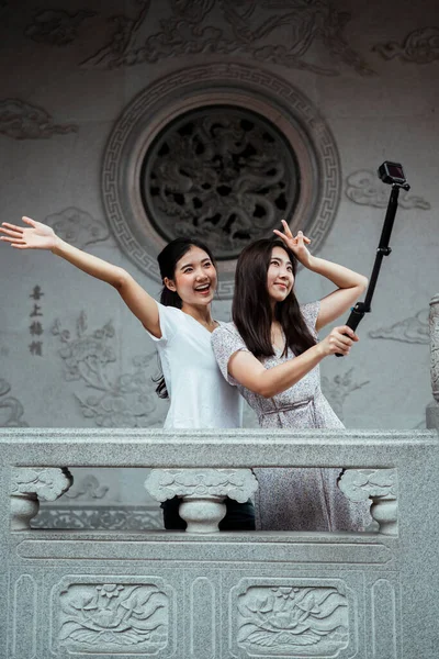 Dois Bela Jovem Asiático Mulheres Fazendo Vlog Com Feliz Posando — Fotografia de Stock