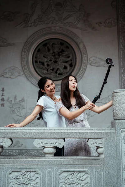 Dois Bela Jovem Asiático Mulheres Fazendo Vlog Com Feliz Posando — Fotografia de Stock