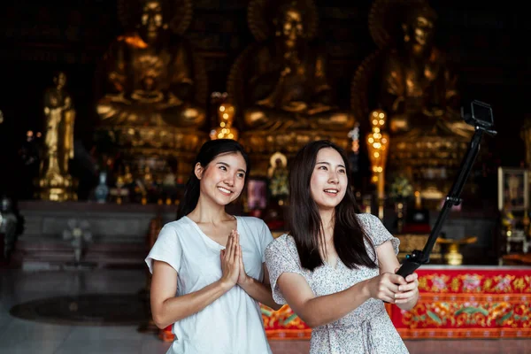 Dos Chicas Tailandesas Jóvenes Haciendo Vlog Con Cámara Acción Palo — Foto de Stock