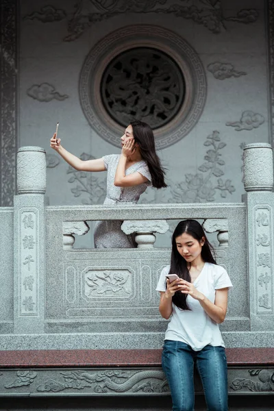 Duas Mulheres Asiáticas Usando Smartphone Nos Diferentes Andares Templo Chinês — Fotografia de Stock