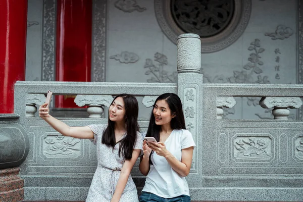 Dois Jovem Ásia Mulher Tomando Selfie Juntos Chinês Templo Pedra — Fotografia de Stock