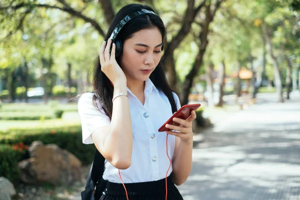 Nero Capelli Lunghi College Girl Uniforme Ascoltare Musica Smartphone Con — Foto Stock
